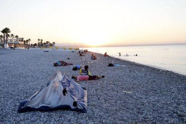 Antalya'da Nemden Bunalan Sahilde Sabahladı