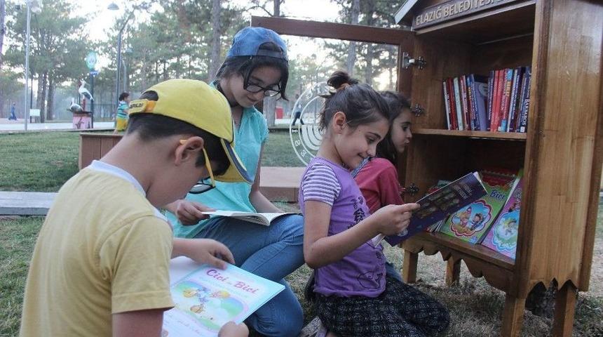 &Ccedil;ocuklar, Piknikte De Kitap Okuyacak