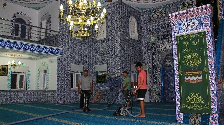 B&uuml;y&uuml;kşehir Belediyesin &rsquo;den Cami Temizliği