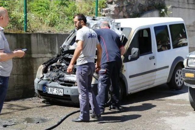 Artvin’De Polis Aracı Yandı