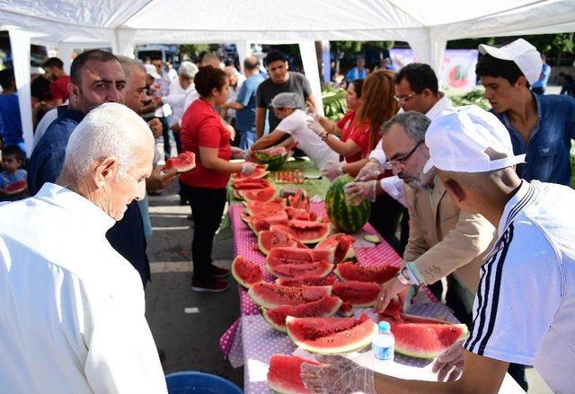 Büyükşehir’den Karpuz İkramı