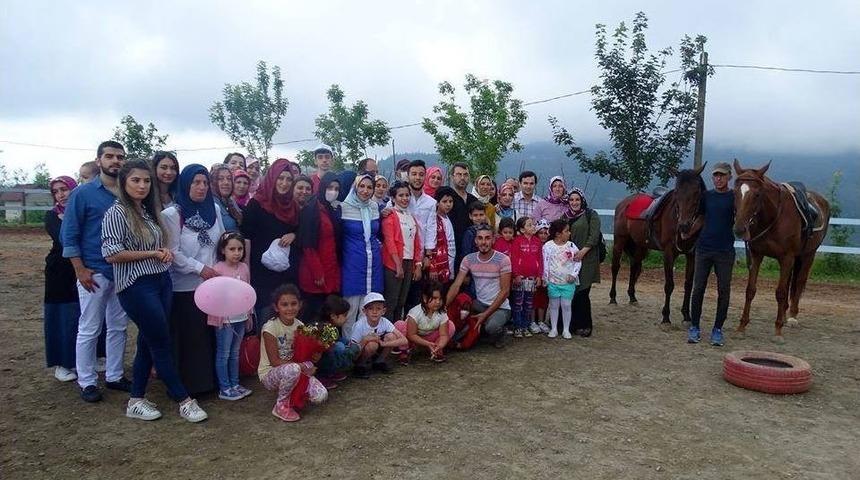 L&ouml;semi Hastası &Ccedil;ocuklar At &Ccedil;iftliğinde Moral Buldu