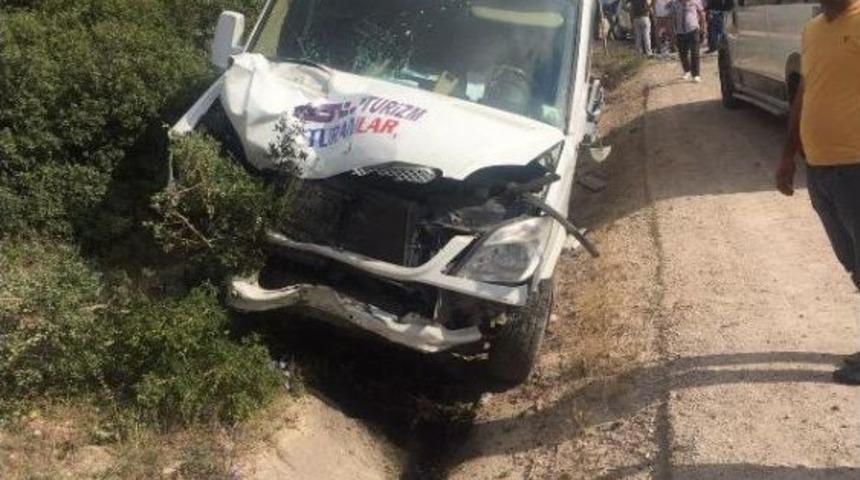 Minib&uuml;sle &Ccedil;arpışan Motosikletin S&uuml;r&uuml;c&uuml;s&uuml; &Ouml;ld&uuml;