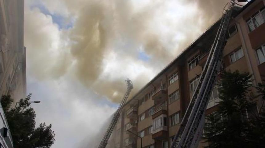 Sivas'ta Korkutan Yangın; 4 Apartmanın &Ccedil;atısı K&uuml;l Oldu