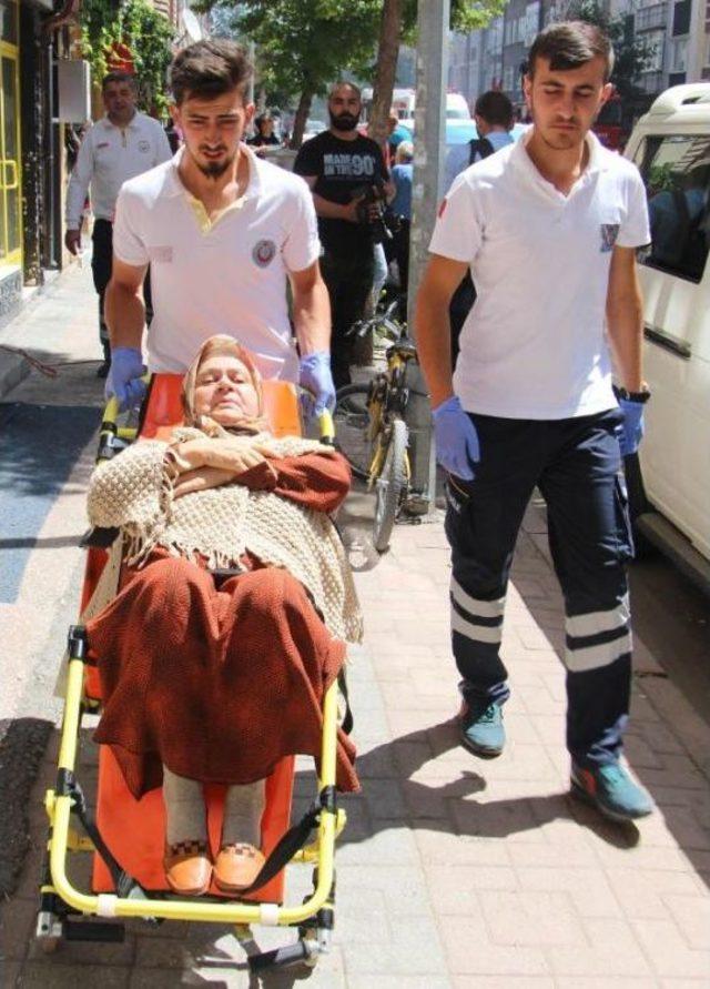 Sivas'ta Korkutan Yangın; 4 Apartmanın Çatısı Kül Oldu