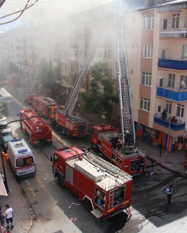 Sivas'ta Korkutan Yangın; 4 Apartmanın Çatısı Kül Oldu