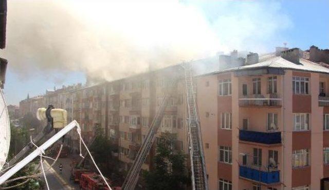 Sivas'ta Korkutan Yangın; 4 Apartmanın Çatısı Kül Oldu