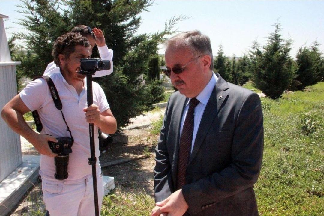 Vali &Ouml;zdemir Şehidin Mezarı Başında G&ouml;zyaşlarını Tutamadı