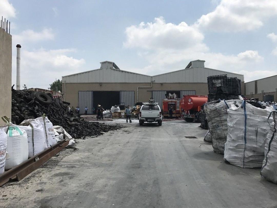Kau&ccedil;uk Fabrikasında &Ccedil;ıkan Yangın S&ouml;nd&uuml;r&uuml;ld&uuml;