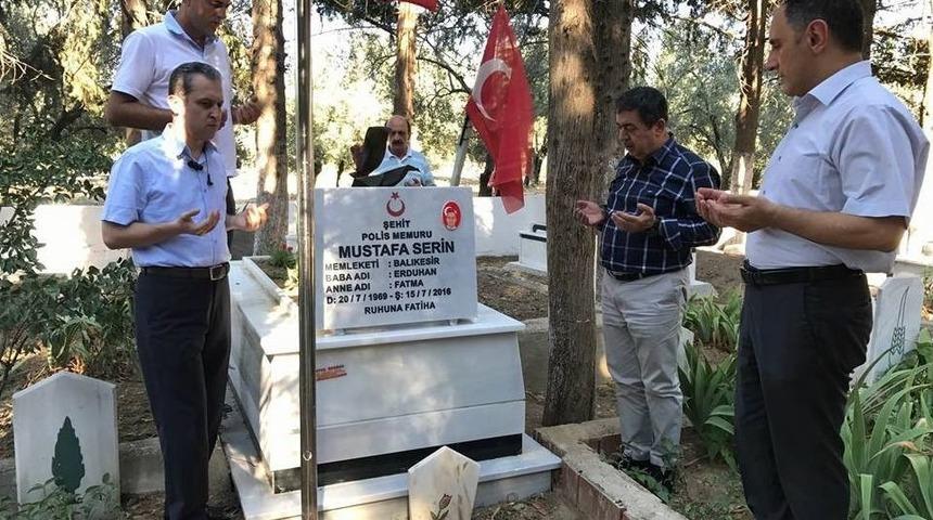 Ak Parti Mkyk &Uuml;yesi Aydınlıoğlu, 15 Temmuz Şehidinin Kabrini Ziyaret Etti