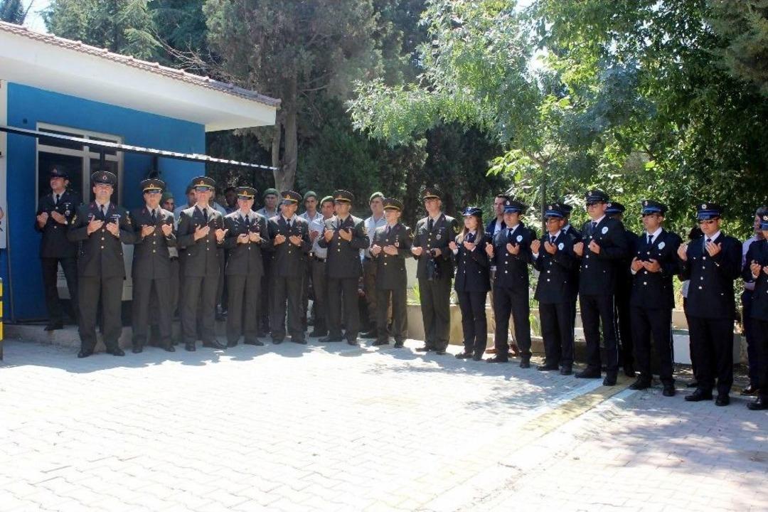 Polis Ve Askerler Şehit Arkadaşları İ&ccedil;in Birlikte Dua Okudu