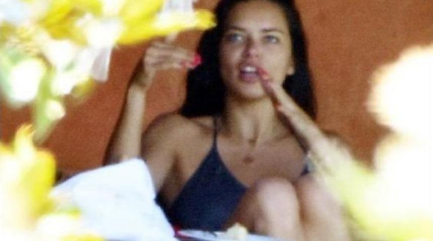 Adriana Lima G&uuml;ne Erkek Arkadaşı Ile Kahvaltı Yaparak Başladı