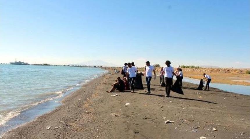 'van Ahbap Platformu'ndan Van G&ouml;l&uuml;'nde &Ccedil;evre Temizliği