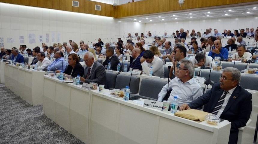 İzmir B&uuml;y&uuml;kşehir Meclisinde "&ccedil;&uuml;r&uuml;k Bina" Tartışması