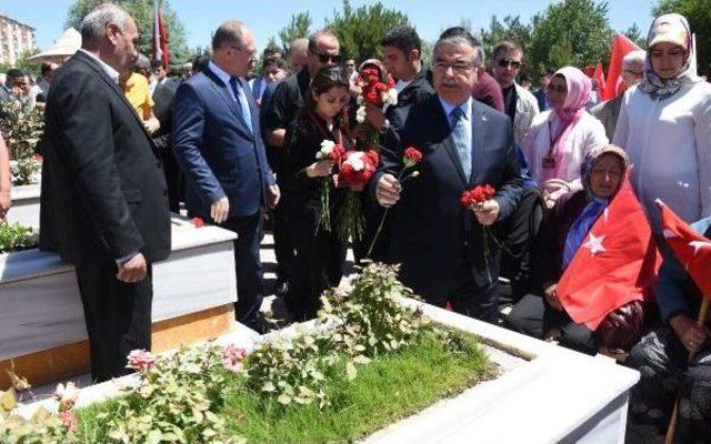 Bakan Yılmaz Sivas'ta Şehitlik Ziyaretinde Bulundu