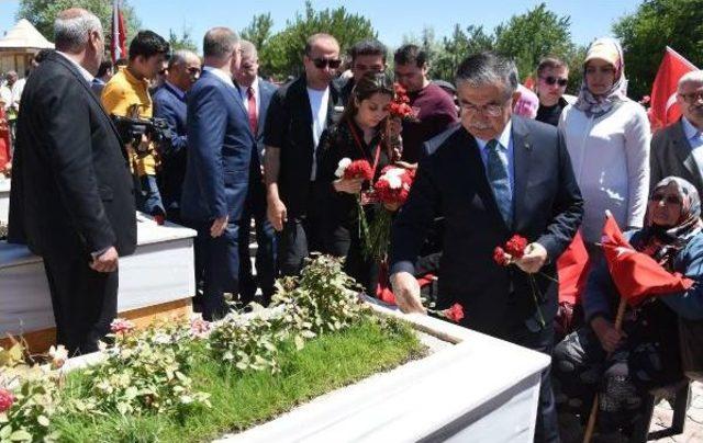 Bakan Yılmaz Sivas'ta Şehitlik Ziyaretinde Bulundu