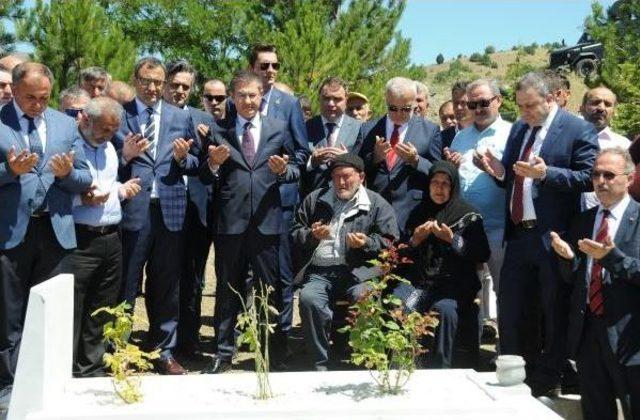 Başbakan Yardımcısı Canikli, 15 Temmuz Şehidi Sağaz’In Mezarını Ziyaret Etti