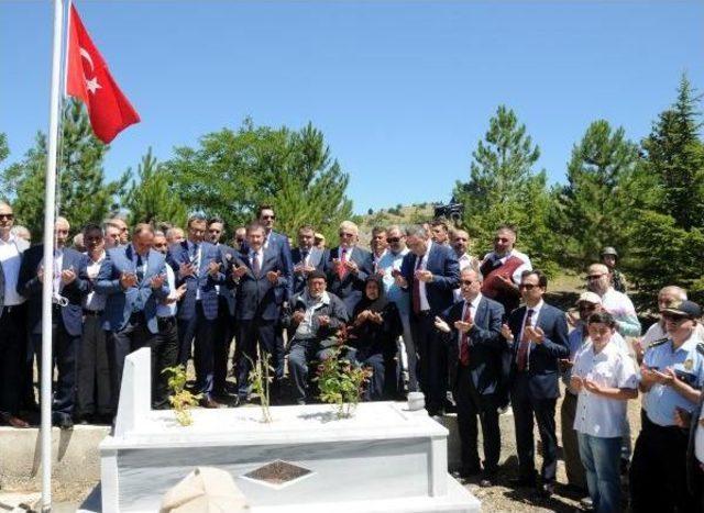 Başbakan Yardımcısı Canikli, 15 Temmuz Şehidi Sağaz’In Mezarını Ziyaret Etti