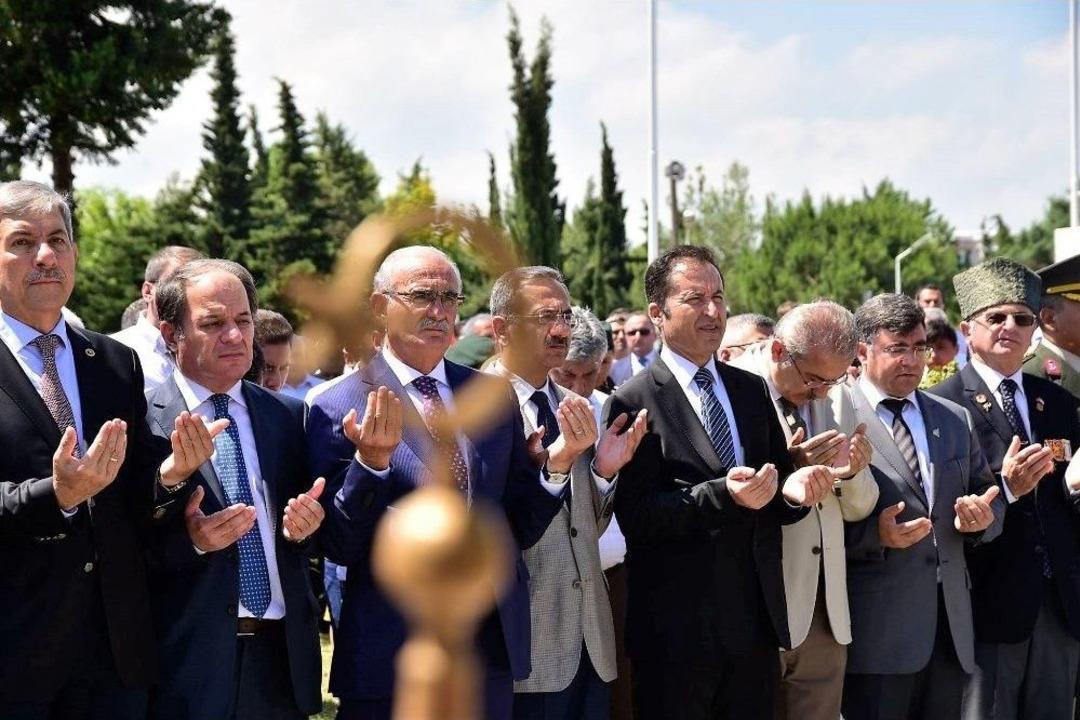 Şehitlikte Gurur Ve H&uuml;z&uuml;n Bir Arada