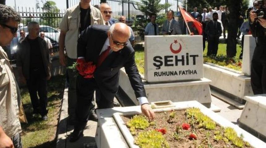 Bakan Avcı, Eskişehir'de Şehitliği Ziyaret Etti