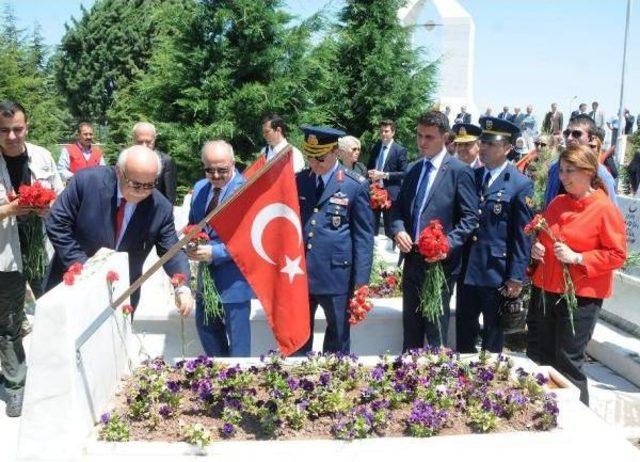 Bakan Avcı, Eskişehir'de Şehitliği Ziyaret Etti