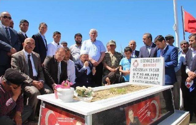 Bakan Akdağ, 15 Temmuz Şehidinin Mezarı Başında Kuran Okudu