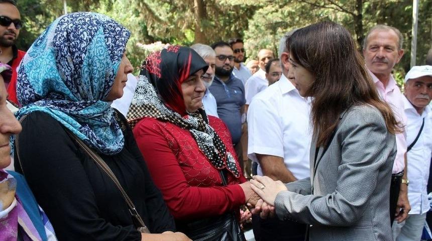 Şehit Mezarları Karanfillerle S&uuml;slendi