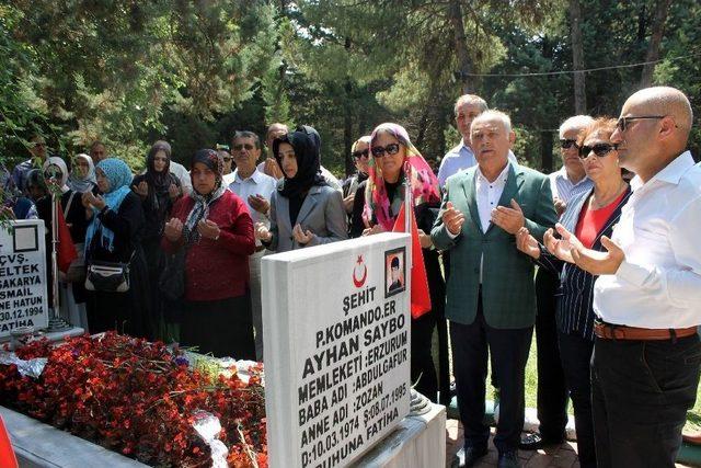 Şehit Mezarları Karanfillerle Süslendi