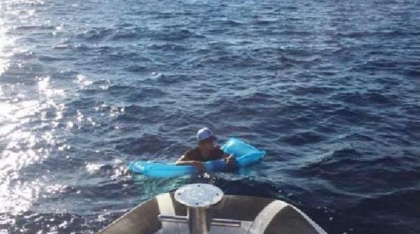 Deniz Yatağı Ile Umuda Yolculukta &Ouml;l&uuml;mden Sahil G&uuml;venlik Kurtardı