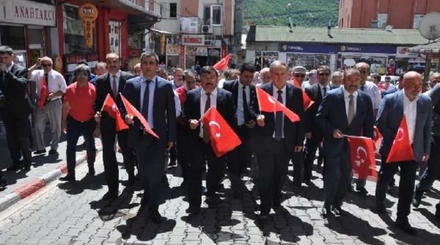 Artvin&rsquo;De Şehitliğe Y&uuml;r&uuml;y&uuml;ş