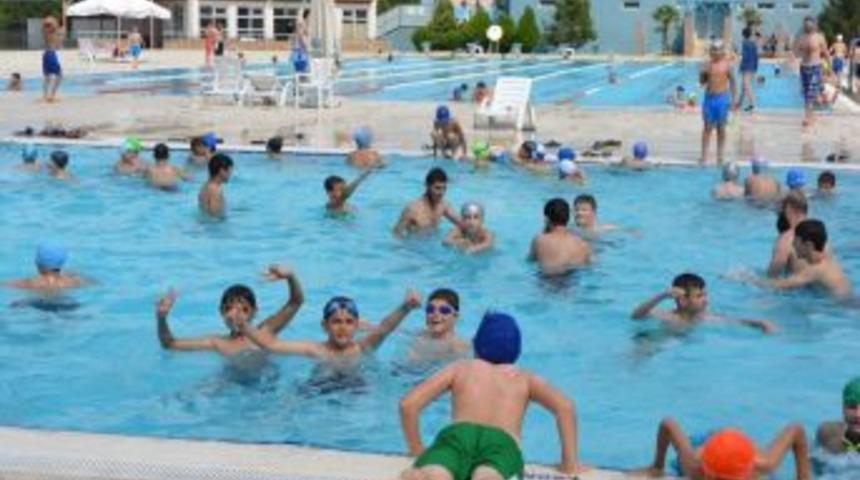 Y&uuml;zme Havuzlarında Yaz Yoğunluğu