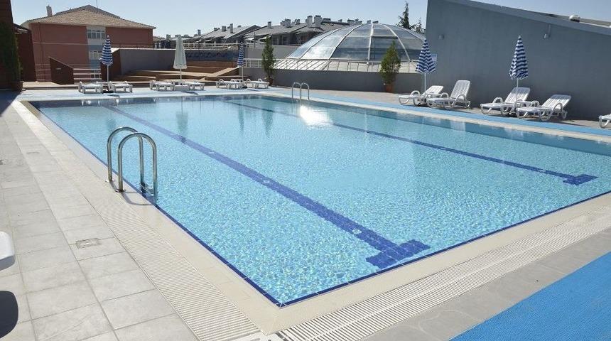 Tepebaşı&rsquo;nda A&ccedil;ık Havuz Keyfi Başladı