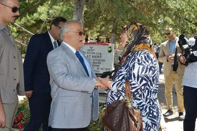 15 Temmuz Demokrasi G&uuml;n&uuml; İ&ccedil;in Protokol Şehitliği Ziyaret Etti 1