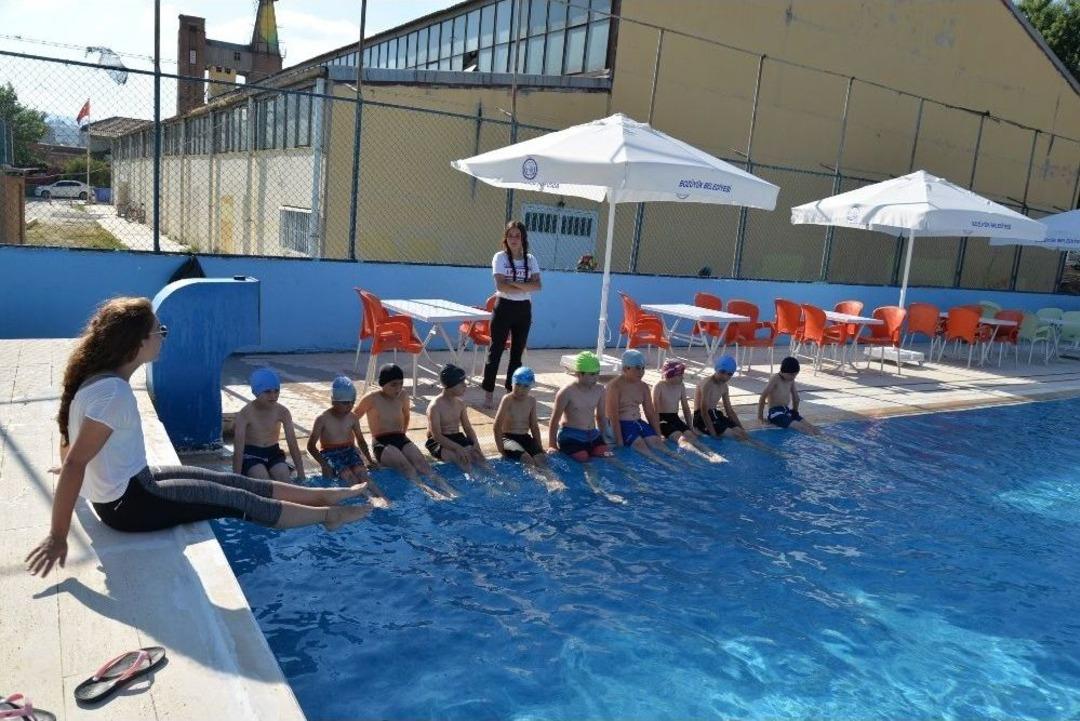 Boz&uuml;y&uuml;k Belediyesi Y&uuml;zme Kursları Başladı