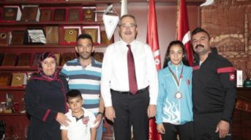 &Uuml;nver, Avrupa 3.s&uuml; Olan G&uuml;neş&rsquo;i Altın İle &Ouml;d&uuml;llendirdi