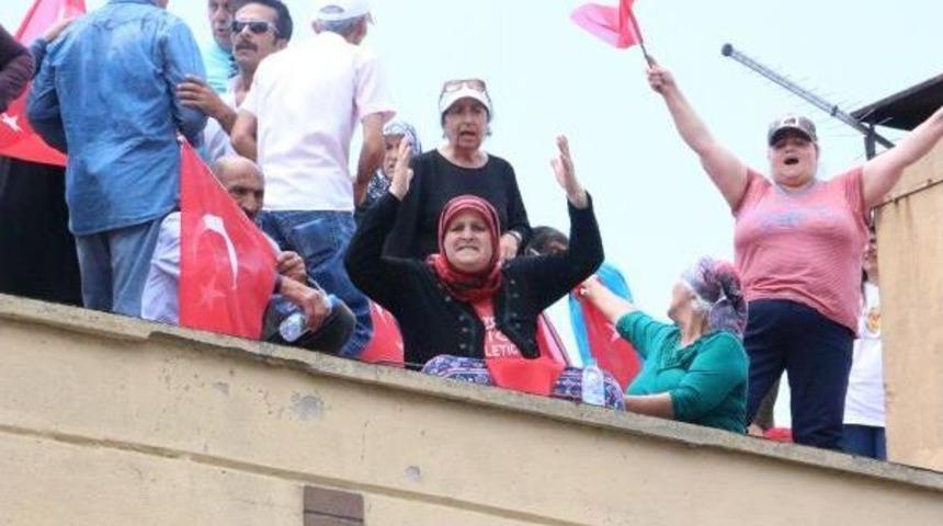 Depremzedeler, Evleri Tahliye Etmeleri Istenince &Ccedil;atıda Eylem Yaptı