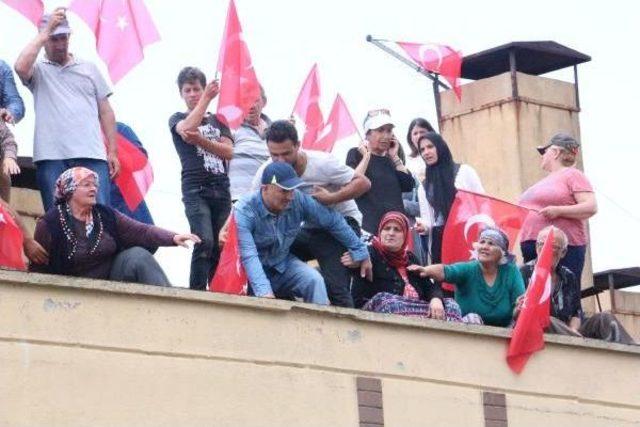 Depremzedeler, Evleri Tahliye Etmeleri Istenince Çatıda Eylem Yaptı