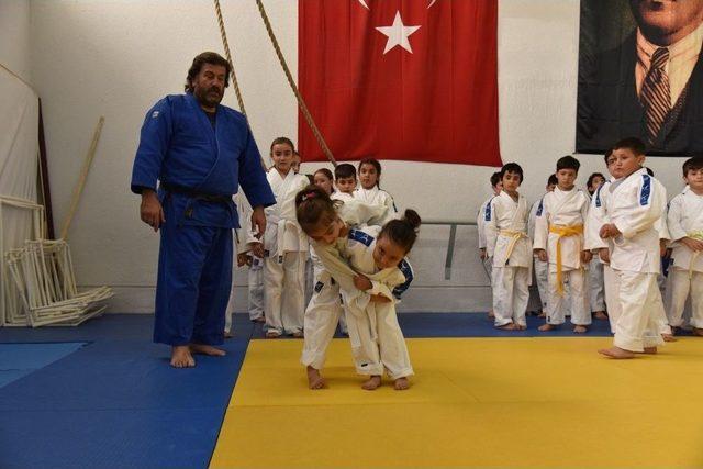 Hem Judo Yapıyorlar Hem De Kitap Okuyorlar