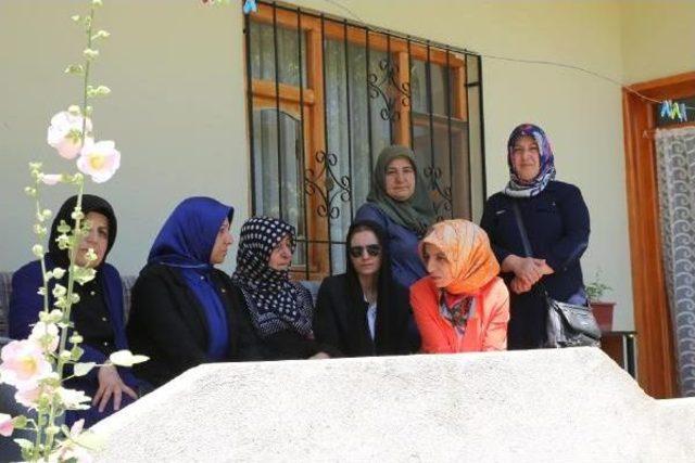 15 Temmuz Şehidi &Ouml;zel Harekat Polisi Hail Hamuryen Mezarı Başında Anıldı. 3