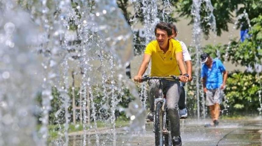 Sıcaktan Bunalanlar Fıskiyenin Altına Koştu