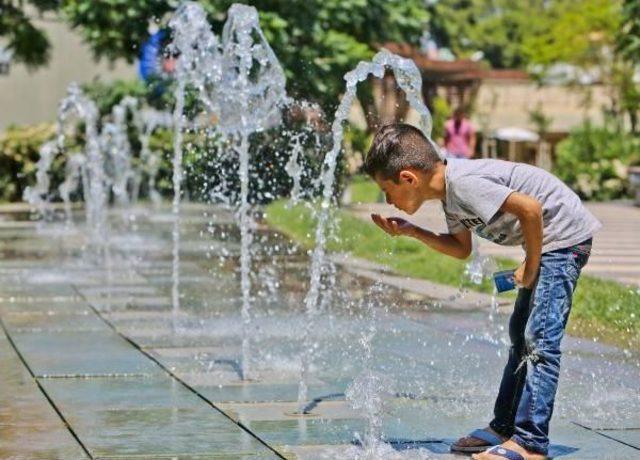 Sıcaktan Bunalanlar Fıskiyenin Altına Koştu