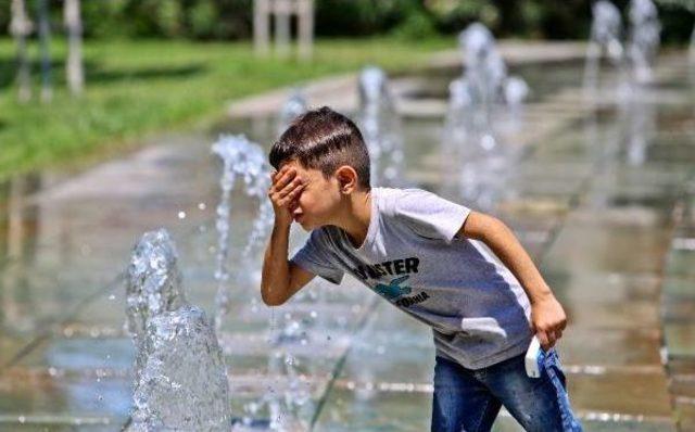 Sıcaktan Bunalanlar Fıskiyenin Altına Koştu