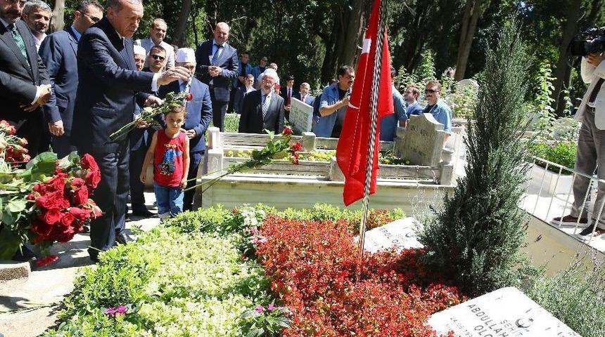 Cumhurbaşkanı Erdoğan, Karacaahmet&rsquo;te 15 Temmuz Şehitlerini Ziyaret Etti