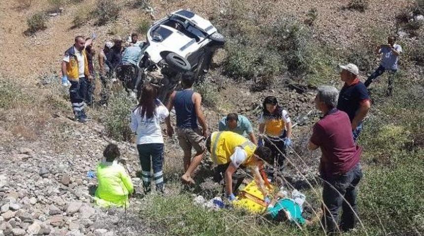 Hafif Ticari Ara&ccedil; U&ccedil;uruma Yuvarlandı: 1 &Ouml;l&uuml;, 4 Yaralı