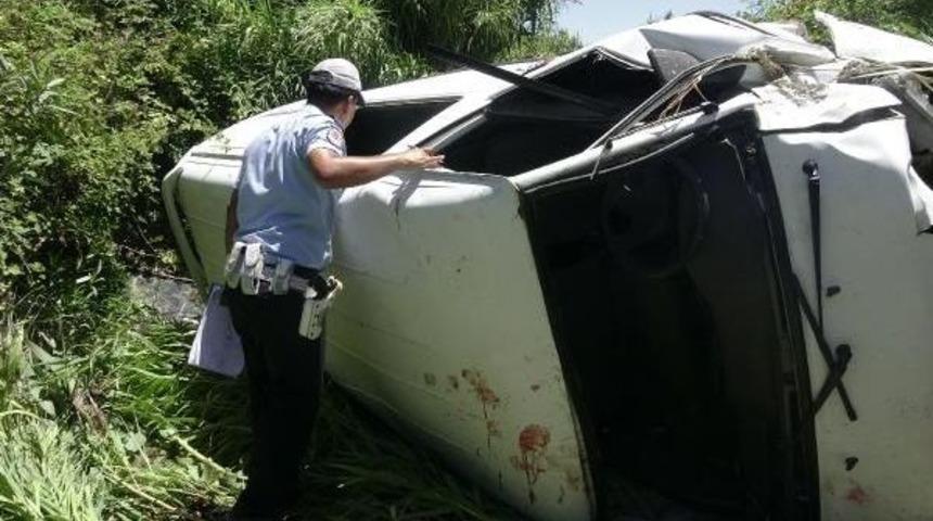 Adana'da Minib&uuml;s Dereye U&ccedil;tu: 1 &Ouml;l&uuml;, 6 Yaralı