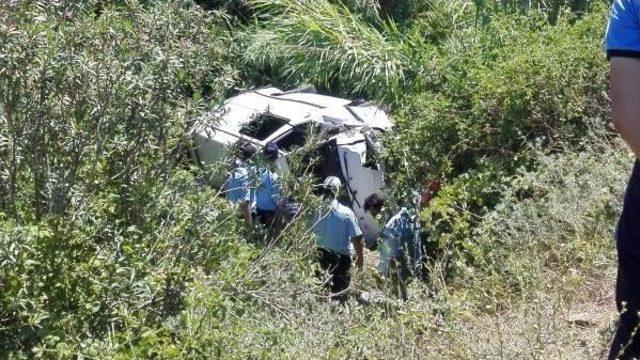 Adana'da Minibüs Dereye Uçtu: 1 Ölü, 6 Yaralı