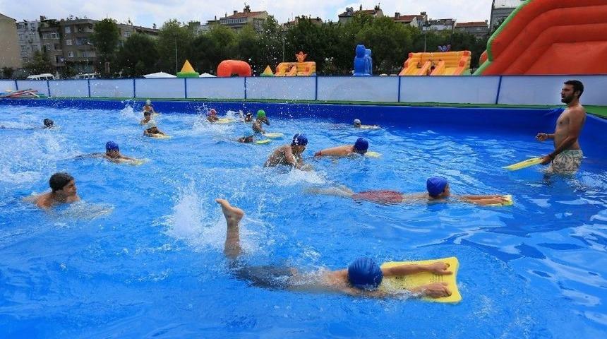 Sultangazili &Ccedil;ocuklar Portatif Havuzda Suyun Tadını &Ccedil;ıkardı