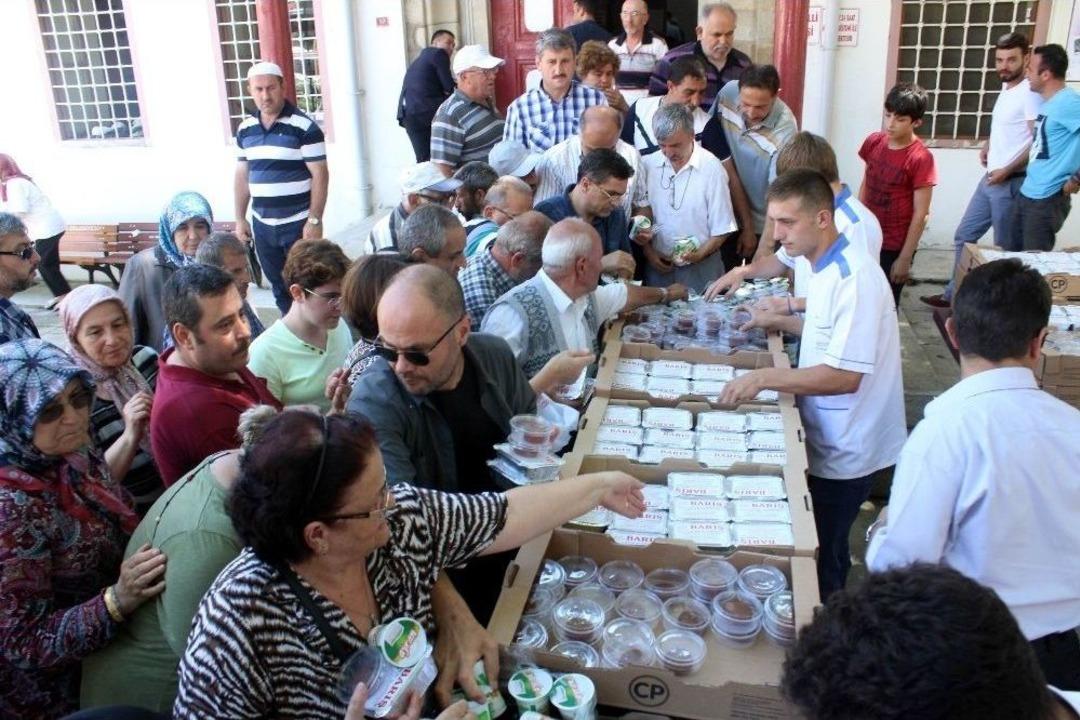 15 Temmuz Şehitleri İ&ccedil;in Dağıtılan Pilav, Uzun Kuyruklar Oluşturdu