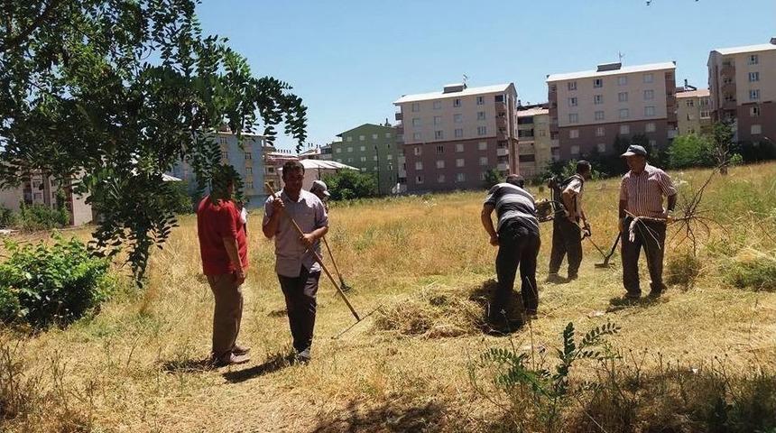 Muş Belediyesinden Mezarlıkların Bakım Ve Temizliği