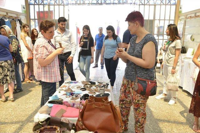 Hanımeli Sokak’da Sokak Hayvanları Yararına Stant